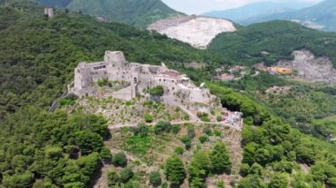 Salerno, Campania, İtalya 'nın panoramik manzarası - Arechi şatosunun tepesinden körfezin panoramik manzarası, Salerno' daki Amalfi Sahili 'ndeki antik şato kalıntıları, 