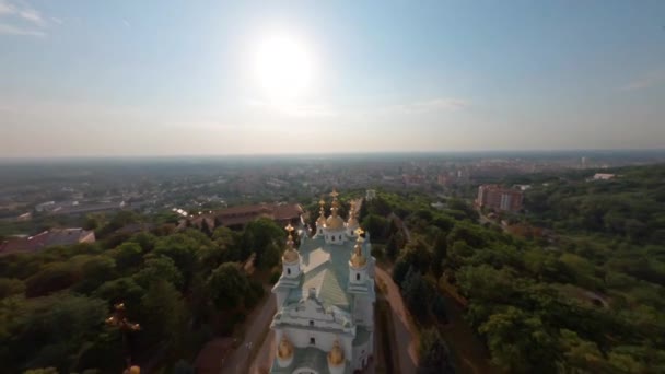 Fpv 日の出 歴史的な中心 ウクライナの教会の空中ビュー カメラを持ったドローンが教会から飛ぶ チャーチの周りを飛び回る ウクライナ空からの正教会の眺め — ストック動画