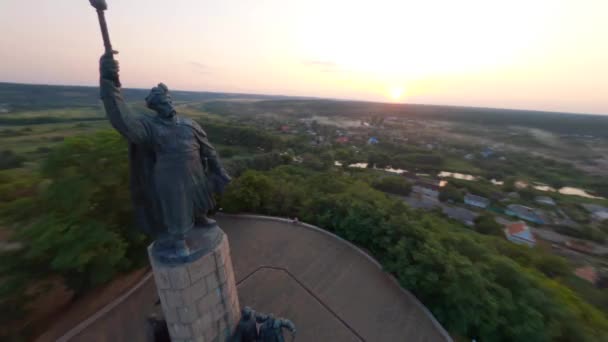 Fpv ウクライナ 解放戦争の英雄への記念碑1648 1654 ウクライナのチェイシュリンにあるボーダン ヘルメルツキーの記念碑の一部 空中観察 ドローンから撮影 — ストック動画