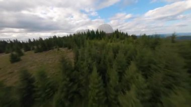 FPV, Karpatlar 'daki terk edilmiş radar istasyonu Pamir, Ukrayna' daki Karpatlar 'daki dağın tepesindeki araştırma istasyonu. Büyük beyaz balonlar, köknar ağaçları arasında dağlarda dizayn edilir.