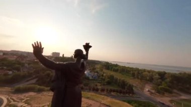 FPV, Ukrayna, Anavatan Anıtı 'nın Çemberi ve Aşağı Bakış Alanı. Cherkasy Şehri, Anavatanın Anıtı 'nın üzerinde uçmak tepede kalmak, Tepedeki Büyük Kadın Anıtı' nın havadan görünüşü