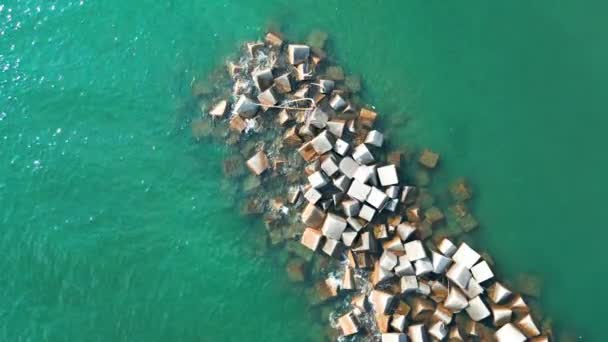 Κύματα Χτυπήσει Βράχια Εναέρια Άποψη Ακτογραμμή Της Θάλασσας Κύματα Συντρίβονται — Αρχείο Βίντεο