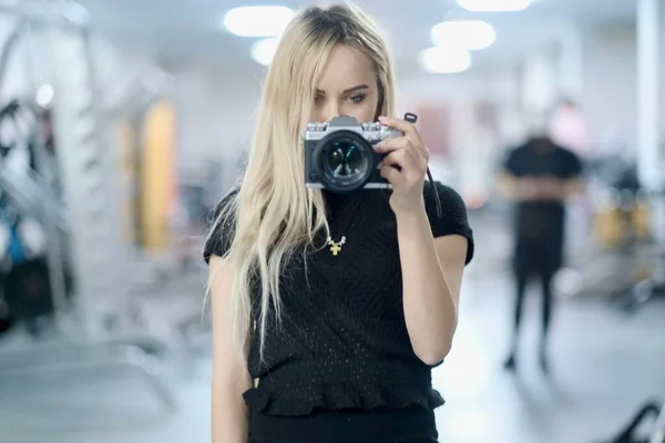 Elinde kamera olan genç bir kız aynanın önünde durur, bir selfie çeker, genç bir kadın kendini aynanın karşısına geçirir, kendi fotoğraflarını çekmekten zevk alır..
