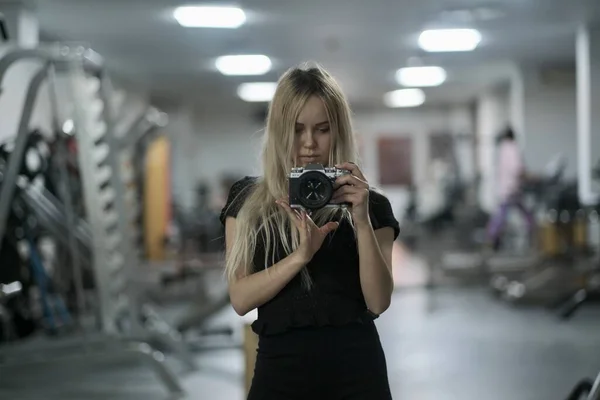 Elinde kamera olan genç bir kız aynanın önünde durur, bir selfie çeker, genç bir kadın kendini aynanın karşısına geçirir, kendi fotoğraflarını çekmekten zevk alır..