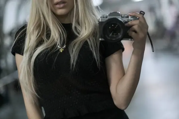 Ung Flicka Med Kamera Handen Står Framför Spegeln Tar Selfie — Stockfoto