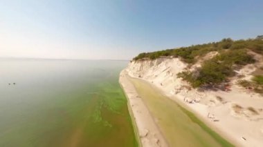 FPV, Ukrayna, Ukrayna 'nın Kirovograd bölgesi yakınlarındaki Kremenchuk su deposundaki Pivikha Dağı manzarası. Güneşli bir yaz gününde doğal arka plan.