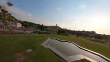 FPV, Ukrayna, Anavatan Anıtı 'nın Çemberi ve Aşağı Bakış Alanı. Cherkasy Şehri, Anavatanın Anıtı 'nın üzerinde uçmak tepede kalmak, Tepedeki Büyük Kadın Anıtı' nın havadan görünüşü