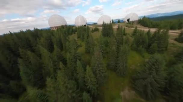 Fpv カルパティア山脈の放棄されたレーダー基地パミール ウクライナのカルパチア山頂の研究所 大きな白い風船は 山の間の火の木の間に設計されています — ストック動画