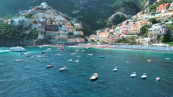 Ποζιτάνο Τουριστικός Προορισμός Στην Ακτή Αμάλφι Ιταλία Αεροφωτογραφία Των Πολύχρωμα — Αρχείο Βίντεο