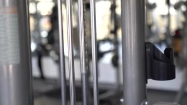 Spor salonunda halter, spor salonunda egzersiz aletleri, modern spor aletleri, spor salonunda ağırlık. Ağırlık antrenman plakası, ağırlık spor salonunda halterin yanında. 