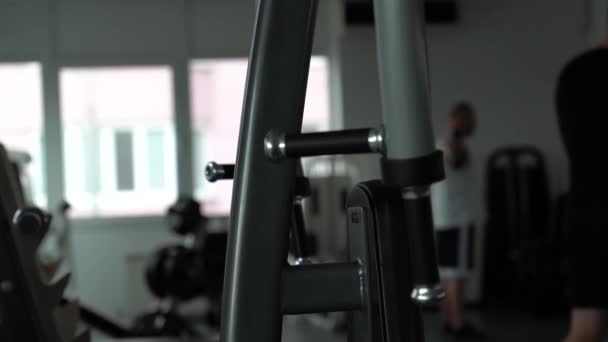 ジムのバーベル ジムでの運動装置のショット 現代フィットネス機器 ジムでの体重 体重トレーニングプレート ジムのバーベル隣のウェイト — ストック動画