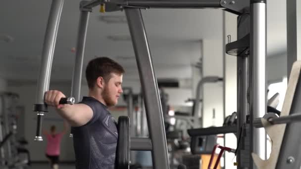 Persoon Uit Werken Een Fitnessruimte Met Moderne Apparatuur Fit Man — Stockvideo