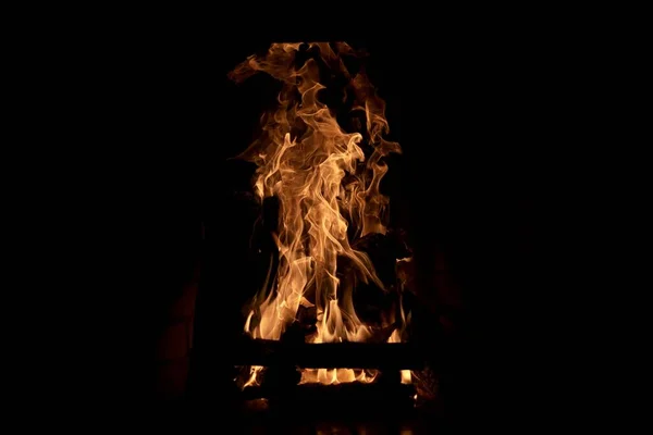 Şömine. Rahatlatıcı Şömine. Yakacak odun. Bir kır evinin alevleri. Sıcaklık ve ev konforu. Toprak. Şöminede ateş yanıyor. Şöminede güzel bir ateş, yanan bir odun. 