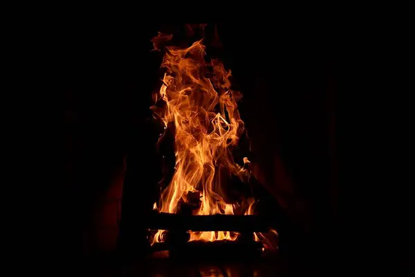 暖炉だ 居心地の良いリラックスした暖炉 田舎の家の炎 温かみと家庭の快適さ 心臓だ 暖炉の火が燃えています 暖炉の中の美しい火木製の燃焼 — ストック写真