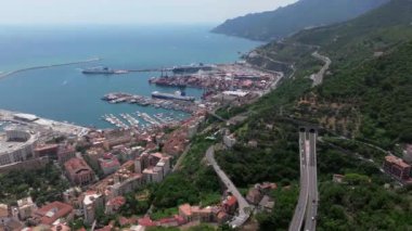 Salerno, Campania, İtalya 'nın panoramik manzarası - Arechi şatosunun tepesinden körfezin panoramik manzarası, Salerno' daki Amalfi Sahili 'ndeki antik şato kalıntıları, 