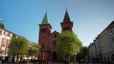 Aarhus, Danimarka, Şehir Merkezi, güneşli bir yaz gününde pek çok yayayla dolu bir gün, şehrin mimarisi, Aarhus Katedrali, Kilise, Hiperlapse, zaman aşımı, 