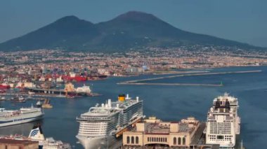 Napoli, İtalya manzarası, tarihi merkezin havadan görünüşü, tüm İtalya 'nın panoramik insansız hava aracı görüntüsü. Tarihi yerler üzerinde uçuş, dar sokaklar ve renkli çatıları olan binalar.