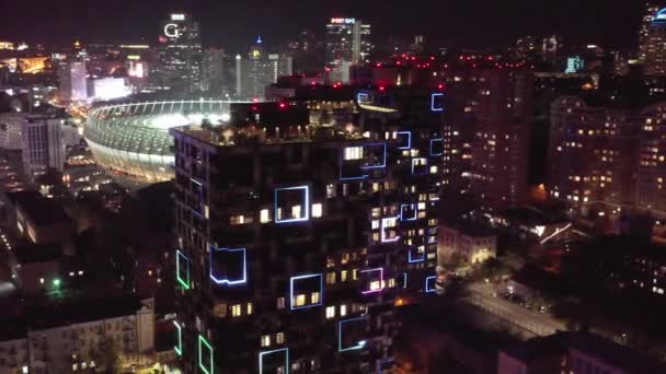 从空中俯瞰基辅市中心夜景 基辅夜城 基辅市中心的现代化地区 城市灯光 欧洲城市夜景与车灯照明的空中景观 — 图库视频影像
