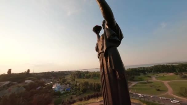 Fpv 우크라이나 어머니 기념물의 Cherkasy 언덕에 머물고 어머니 기념물 언덕에 — 비디오