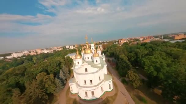 Fpv 일출에 교회의 역사적인 우크라이나 카메라가있는 항공기는 교회에서 주위에 우크라이나 — 비디오