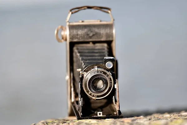 Antika Agfa Billy fotoğraf makinesi ön görüş lensi ve logosu, Eski siyah retro kamera, Klasik körük film kamerası, beyaz arka planda Retro kamera Agfa 