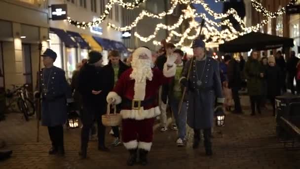 Aarhus Denemarken 2021 Kerstman Loopt Door Straat Het Centrum Geeft — Stockvideo