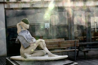 Sörfçü heykeli, Klitmoller Yumuşak Dalgaları Sihirli Kumsalda, Muhteşem Mavi Su, Danimarka, Avrupa, panoramik kum tepeleri, plaj, ve dalgalı Kuzey Denizi, Zümrüt deniz rengi, Dalgalar 