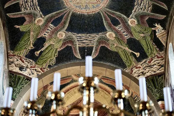 Danimarka, Jutland, İçişleri, bir kilisenin içinde kubbe, ortaçağ duvarı ve kilisedeki tavan freskleri.