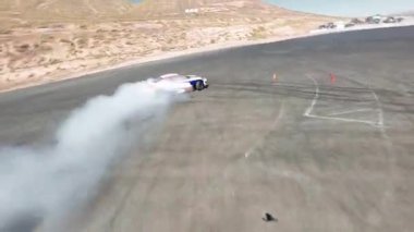 FPV, Aerial Top View profesyonel sürücüsü asfalt yolda sürüklenen araba, soyut asfalt yolda sürüklenen araba fren izi