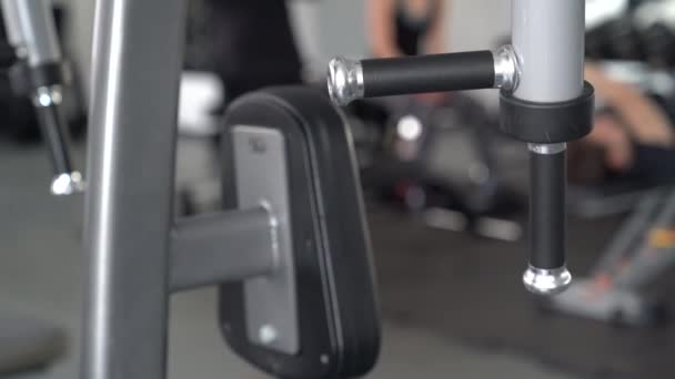 ジムのバーベル ジムでの運動装置のショット 現代フィットネス機器 ジムでの体重 体重トレーニングプレート ジムのバーベル隣のウェイト — ストック動画