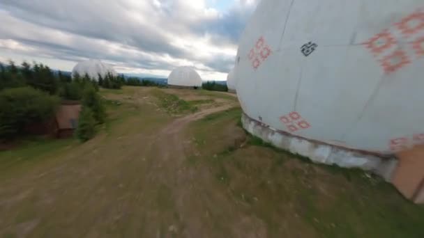 Fpv カルパティア山脈の放棄されたレーダー基地パミール ウクライナのカルパチア山頂の研究所 大きな白い風船は 山の間の火の木の間に設計されています — ストック動画