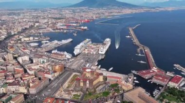 Napoli, İtalya manzarası, tarihi merkezin havadan görünüşü, tüm İtalya 'nın panoramik insansız hava aracı görüntüsü. Tarihi yerler üzerinde uçuş, dar sokaklar ve renkli çatıları olan binalar.
