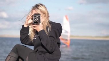 Elinde kamera olan genç bir kız aynanın önünde durur, bir selfie çeker, genç bir kadın kendini aynanın karşısına geçirir, kendi fotoğraflarını çekmekten zevk alır..