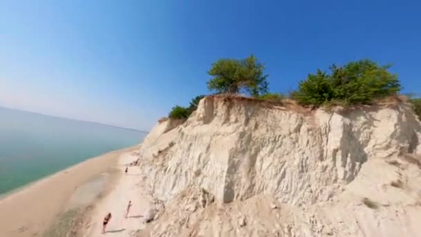 Fpv ウクライナ スヴィトロヴォドスク キロヴォグラード地域 ウクライナの近くのクライメンチュク水貯水池上のピヴィハ山からの眺め 晴れた夏の自然の背景 — ストック動画