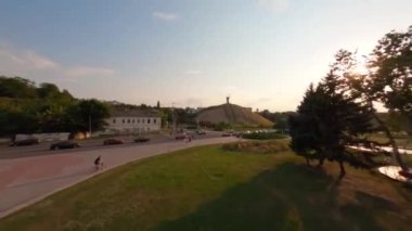 FPV, Ukrayna, Anavatan Anıtı 'nın Çemberi ve Aşağı Bakış Alanı. Cherkasy Şehri, Anavatanın Anıtı 'nın üzerinde uçmak tepede kalmak, Tepedeki Büyük Kadın Anıtı' nın havadan görünüşü