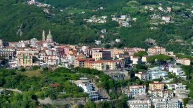 Amalfitana, Salerno, İtalya 'daki Vietnam konsolosu Mare' nin panoramik görüntüsü, Meta di Sorrento 'dan Vietnam konsolosu Mare' ye kadar uzanan Salerno ili 'nin İtalya kıyı yoludur. 
