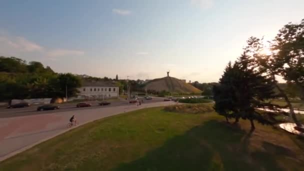Fpv Oekraïne Cirkelend Dalend Uitzicht Monument Voor Moeder Van Het — Stockvideo