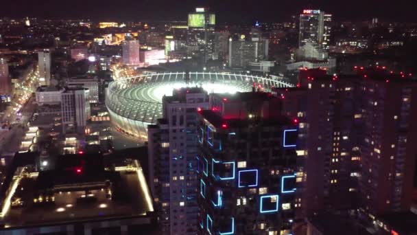 키예프 중심의 드론보기 키예프 키예프의 중심에 현대적인 자동차에서 빛으로 도시의 — 비디오