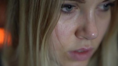 Kadınların yüzünü, gözlerini kapat, kadın yüzünü kapat, Kız güzel mavi gök mavisi gözlerini aç, çekici kızıl. Doğal Güzellik. Uzun kirpikleri ve çekici görünüşü olan muhteşem bir kadın.