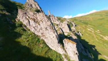 FPV, Karpat dağlarındaki Spitz dağının kayalık zirvesi, Spitz dağlarındaki sihir, Ukrayna Karpat Dağları. Çernogorski sırtında büyük taşlı keskin kayalar., 