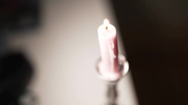 Sönmüş mumdan çıkan duman siyah ve beyaz arka planda sönmüş bir mum dumandan fitilin tepesine çıkar. Bütünlük ve bütünlük kavramı, 