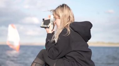 Elinde kamera olan genç bir kız aynanın önünde durur, bir selfie çeker, genç bir kadın kendini aynanın karşısına geçirir, kendi fotoğraflarını çekmekten zevk alır..