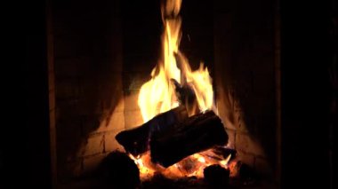 Şömine. Rahatlatıcı Şömine. Yakacak odun. Bir kır evinin alevleri. Sıcaklık ve ev konforu. Toprak. Şöminede ateş yanıyor. Şöminede güzel bir ateş, yanan bir odun. 