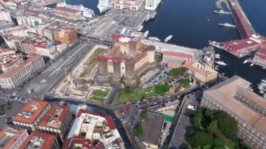 Napoli, İtalya manzarası, tarihi merkezin havadan görünüşü, tüm İtalya 'nın panoramik insansız hava aracı görüntüsü. Tarihi yerler üzerinde uçuş, dar sokaklar ve renkli çatıları olan binalar.