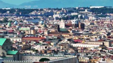 Napoli, İtalya manzarası, tarihi merkezin havadan görünüşü, tüm İtalya 'nın panoramik insansız hava aracı görüntüsü. Tarihi yerler üzerinde uçuş, dar sokaklar ve renkli çatıları olan binalar.