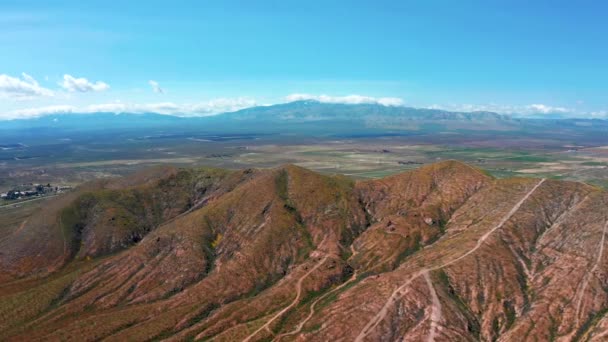 令人惊叹的五彩斑斓的美国高山全景无人驾驶飞机景观 远眺山峰和沙漠风景 美国旅行者 飞越观光山 — 图库视频影像