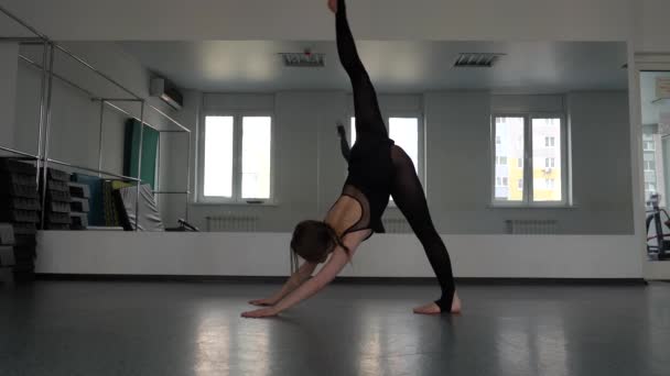 Fille Gymnaste Tire Jambe Tête Cambrée Dans Dos Étirant Studio — Video