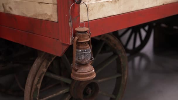 Lâmpada Querosene Lanterna Pesa Feixe Madeira Horizontalmente Lâmpadas Gás Vintage — Vídeo de Stock