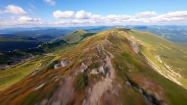 FPV, Karpat dağlarındaki Spitz dağının kayalık zirvesi, Spitz dağlarındaki sihir, Ukrayna Karpat Dağları. Çernogorski sırtında büyük taşlı keskin kayalar., 