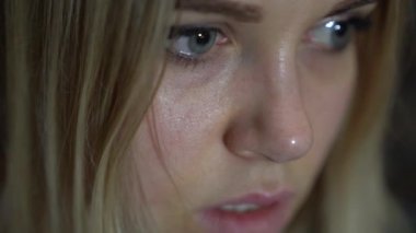 Kadınların yüzünü, gözlerini kapat, kadın yüzünü kapat, Kız güzel mavi gök mavisi gözlerini aç, çekici kızıl. Doğal Güzellik. Uzun kirpikleri ve çekici görünüşü olan muhteşem bir kadın.